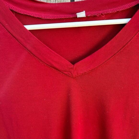Red v-neck T-shirt short sleeve size junior large - Picture 3 of 6